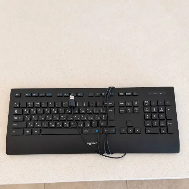 Клавиатура Logitech с русской и английской раскладкой