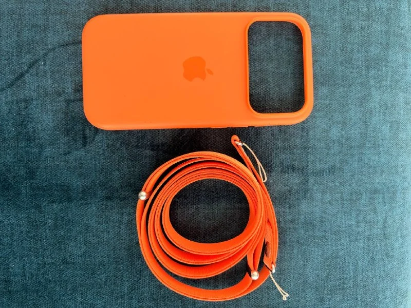 Оригинальный чехол Apple iPhone 17 Pro + Crossbody Strap