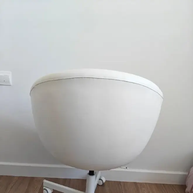 Белое кресло IKEA SKRUVSTA