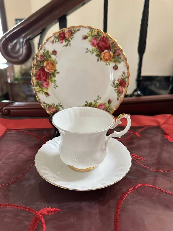 Фарфоровая пара и десертная тарелка Royal Albert