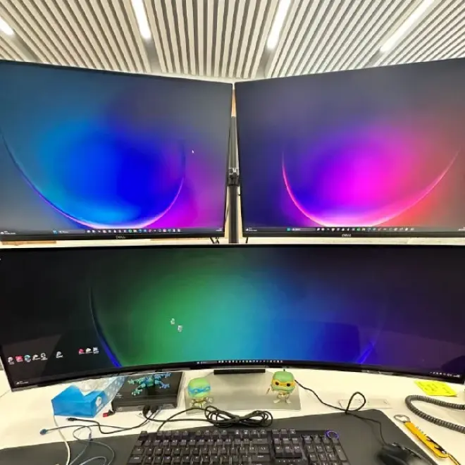 Рабочий сетап: Мини-ПК HP, мониторы Samsung и Dell, периферия Razer